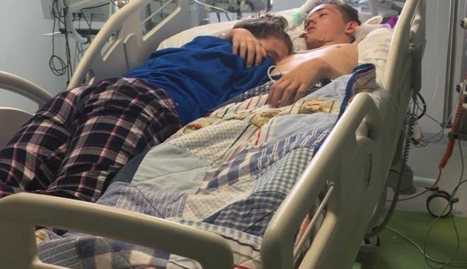 Imaginea sfâșietoare care a devenit virală. O adolescentă își îmbrățișează pentru ultima dată iubitul aflat în moarte cerebrală - 38280543193791532960519711776513-1533726997.jpg