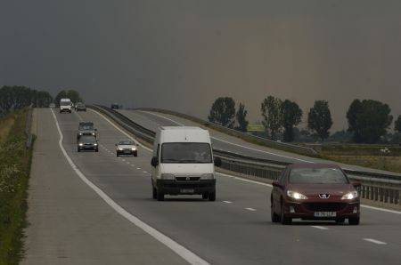 O mașină a luat foc pe Autostrada Soarelui - 3831a9d50b8b490b51f568bf954f1c3c-1342606695.jpg