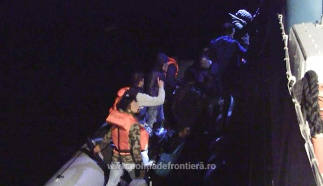 38 de imigranți, printre care  17 copii,  salvați de polițiștii Gărzii de Coastă - 38deimigranti3-1493640835.jpg
