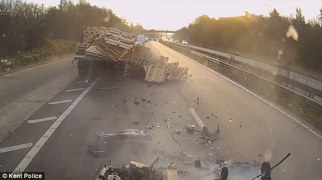 Video șocant / ȘOFER PROIECTAT PRIN GEAM, în urma unui grav accident rutier - 39227be0000005783823774imagea111-1475756754.jpg