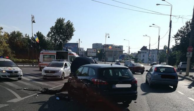 GALERIE FOTO / ACCIDENT ÎN CONSTANȚA. Motociclist lovit în plin de o mașină pe strada Traian - 39393103267696434046621509978235-1534598577.jpg