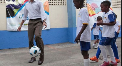 Obama a jucat fotbal cu copiii dintr-un ghetou brazilian - 39765409fbd4ddc7377c72de41f4a552.jpg