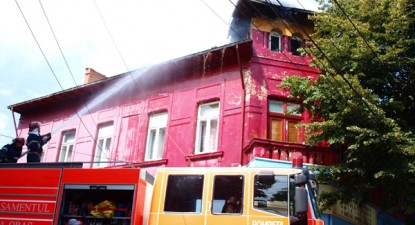 Incendiu violent la acoperișul unei case naționalizate din centrul Constanței - 398097b2cf427da5c1ae4ddd25af2f10.jpg