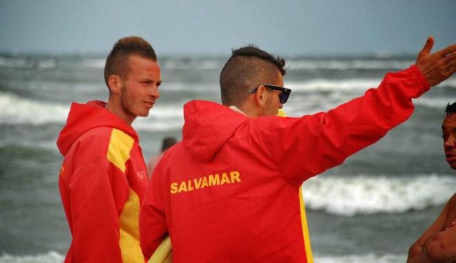 Steag roşu pentru a patra zi la mare. Intervenţii la limită ale salvamarilor