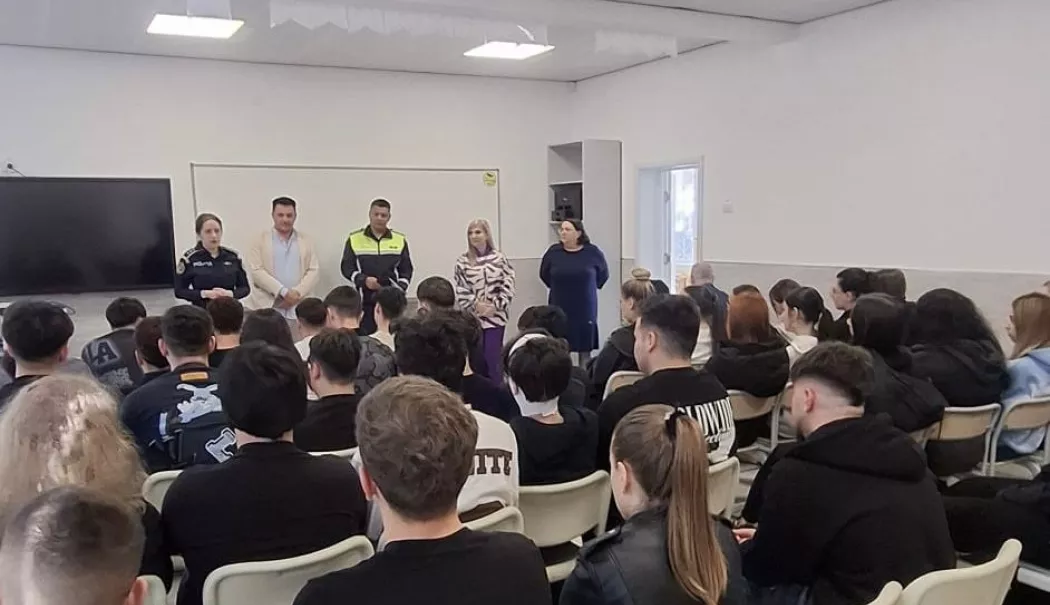 Elevii din Murfatlar învață de la polițiști și psihologi ce riscuri ascunde consumul și traficul de droguri - 3ade059465c3484280b8358c3c19941a-1774700163.webp