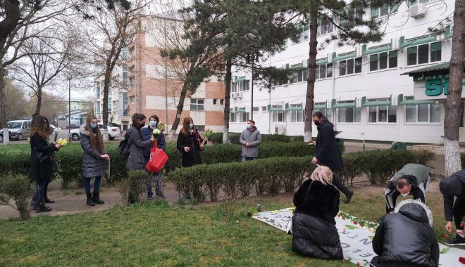 Mai mulţi liceeni au dus flori cadrelor medicale de la Spitalul Judeţean Vrancea, în semn de mulţumire - 3aprilie2021whatsappimage2021040-1617451291.jpg