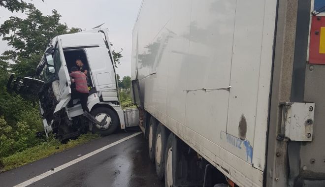 Imagini spectaculoase. Accident rutier între un TIR și un autoturism pe drumul Constanța - București - 3d5733ca81374900816c001d1f8c8e28-1592135237.jpg