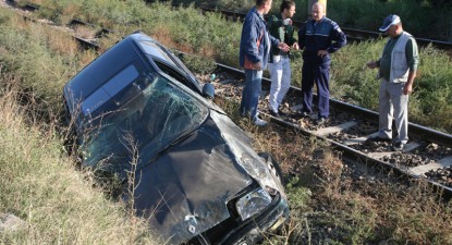 A plonjat cu mașina între liniile de cale ferată - 3d843a7eae2eed4d9992eb7914599c14.jpg