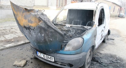 Mașină de la Casa Albastră, în flăcări! - 3f6eaf900c1bd52c16f54d2228949e54.jpg