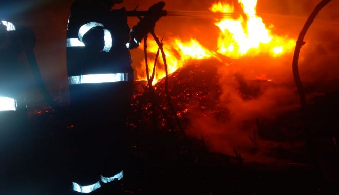 INCENDIU MISTUITOR la Ostrov! Nouă ore s-au luptat pompierii cu flăcările! - 3octincendiuostrov-1570092184.jpg