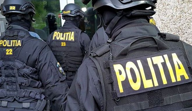 Percheziții la prima oră! Rețea de hoți de lemn, săltată de polițiști - 3politiamascatiperchezitii-1655186596.jpg
