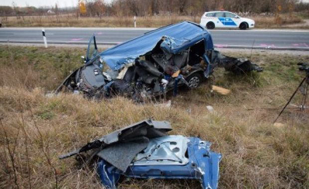 Tragedie rutieră / Microbuz cu români spulberat de un tir în Ungaria - 4-1321012177.jpg