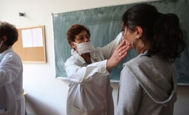 Peste 260 de copii au fost descoperiți cu păduchi - 4-1328263380.jpg