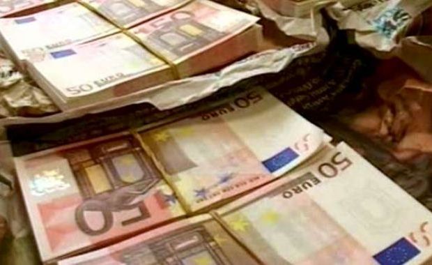 LOVITURĂ DE ZILE MARI/ Furt de 15.000 de euro, dintr-o mașină parcată la Delfinariu - 4-1333095813.jpg