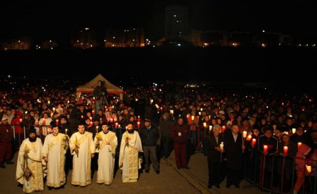 Sfânta Lumină adusă pe plaja Modern de la Ierusalim - 4-1333961092.jpg