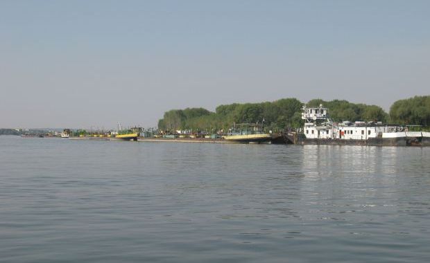 Hoții de fier vechi au atacat o barjă de pe Dunăre - 4-1334053411.jpg