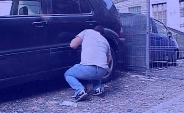 Trei tineri furau benzină din rezervoarele mașinilor - 4-1339831426.jpg