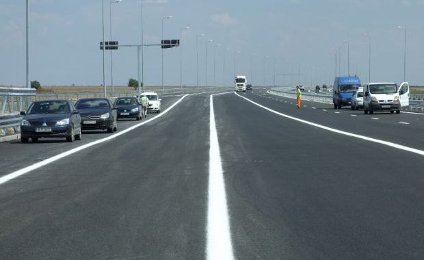 Traficul rutier de pe Autostrada Soarelui supravegheat de un elicopter - 4-1344252946.jpg
