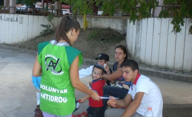 Tinerii de pe litoral, informați asupra riscurilor consumului de droguri - 4-1345243056.jpg
