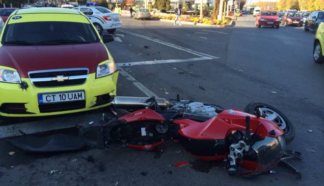 Galerie foto. Accident rutier la Dacia! Un motociclist, de urgență la spital - 4-1447584480.jpg