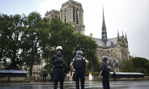 ATAC LA NOTRE DAME DIN PARIS / Un polițist a fost rănit. Cel puțin o mie de persoane se aflau în interiorul catedralei - 4-1496774742.jpg