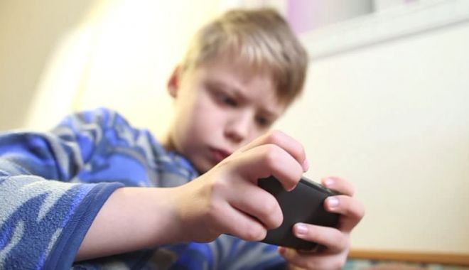 Părinți, atenție la jocurile pe telefon! Un copil a cumpărat 