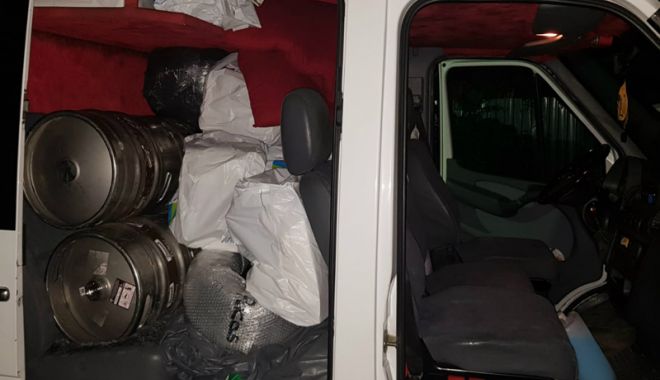 Țigări de contrabandă, descoperite de polițiștii de frontieră - 40000detigarete2-1537804381.jpg