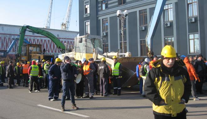 PROTEST DE AMPLOARE ÎN PORTUL CONSTANȚA - 400lucratori-1425888449.jpg