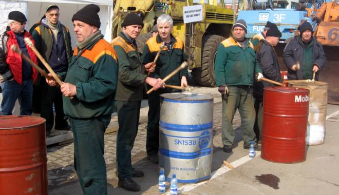 400 de portuari constănțeni protestează la Ministerul Transporturilor - 400portuari-1430838933.jpg