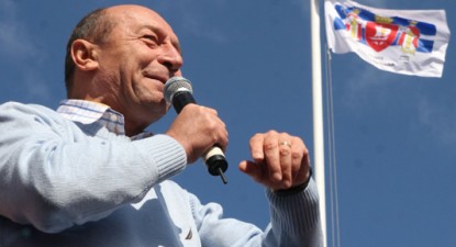Filmul în care Traian Băsescu ar lovi un copil este un trucaj - 405e0946bce7823f0d02492547b02fe8.jpg