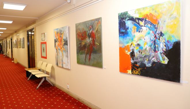 Expoziție de pictură, grafică și tapiserie, aparținând artiștilor constănțeni, pe holurile Primăriei Constanța