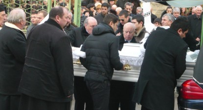 Ianis Zicu și-a condus mama pe ultimul drum (galerie foto) - 411b0fa39bff23a941ddefc879e1846b.jpg