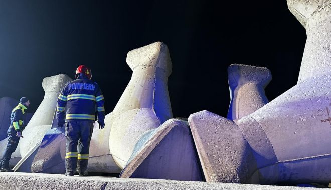 GALERIE FOTO Un bărbat care căzuse între stabilopozi, în zona Cazinoului, a fost salvat de pompierii militari