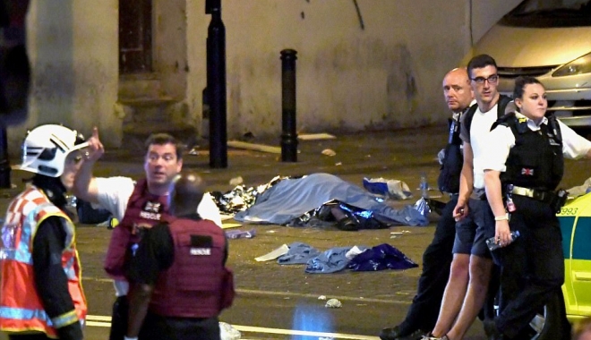 ATENTAT LONDRA / Un mort și opt răniți după ce un vehicul a intrat în pietoni. Galerie FOTO - 4189dcab000005784616452apileofbl-1497848566.jpg