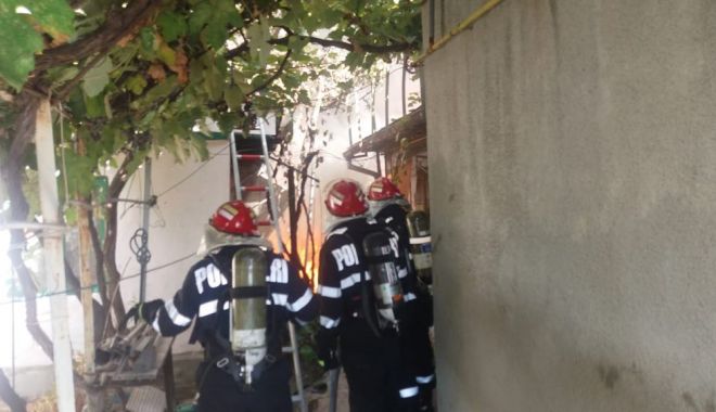 UPDATE. INCENDIU LA CONSTANȚA, în Faleză Nord. ARD TREI CASE! - 41992145883854381814138579831775-1537259961.jpg