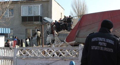 Accident rutier grav - un tir s-a înfipt într-un bloc - 41a85af99fd46f06fc512a6ce47b7b45.jpg