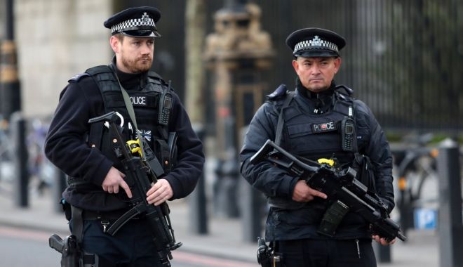 Pachetul suspect de lângă Parlamentul britanic, distrus printr-o explozie controlată - 41b38f32646a4a549d006c483d31cb00-1539795577.jpg
