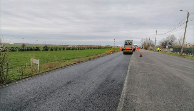 Se lucrează la repararea carosabilului, pe DN 39! - 43299765272648712965806930751626-1711542855.jpg