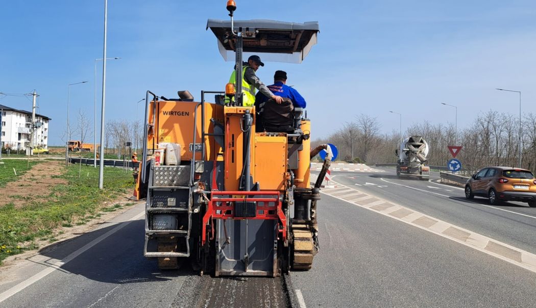 Se execută lucrări de reparații pe drumul național DN 39 - 43466465073015987262412811026679-1712057609.jpg
