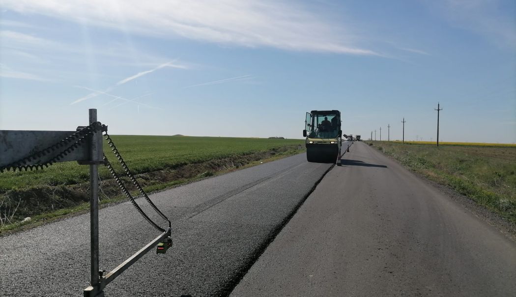 Echipele de la Drumuri și Poduri lucrează pe drumul național 3B - 43468142273416245222387053115922-1712657761.jpg