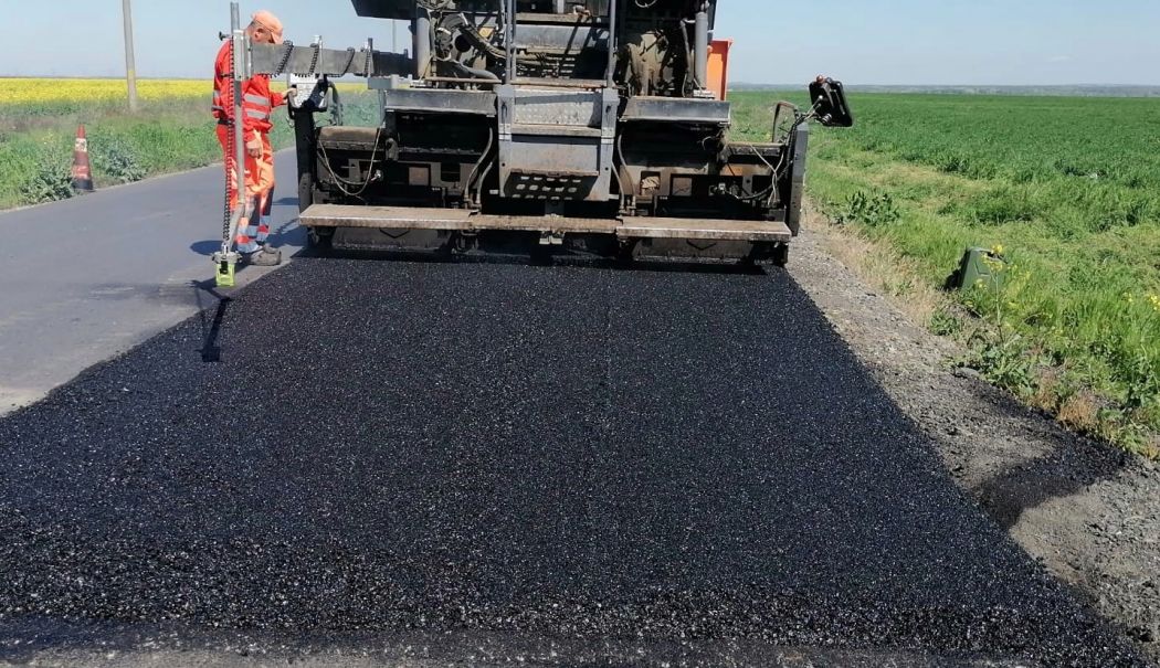 Fiți atenți, șoferi! Se lucrează pe drumul național 3B - 43499067073365039560840951499343-1712587175.jpg