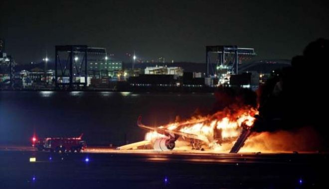 Coliziune pe aeroport / Piloţii avionului de linie nu au văzut aeronava de la sol