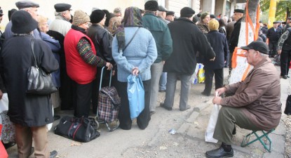 Coadă la ajutoarele de la Uniunea Europeană - 43606fb0ee4264097f44e53743208f04.jpg