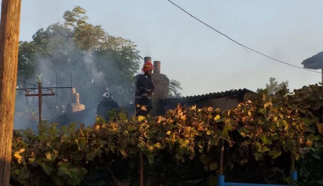 GALERIE FOTO / Incendiu la o casă din Constanța. Intervin mai multe autospeciale - 43788485311135239671912884674252-1539356624.jpg