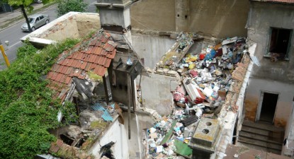 Stau cu ferestrele închise din cauza gropii de gunoi din Vila Elena - 438f54f8c5a3a6f58ce5a69d37294fe9.jpg