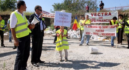 Păgubiții grupului Vectra au mărșăluit pentru locuințele lor - 43bc8f8a67b517eeaba476516a547f26.jpg