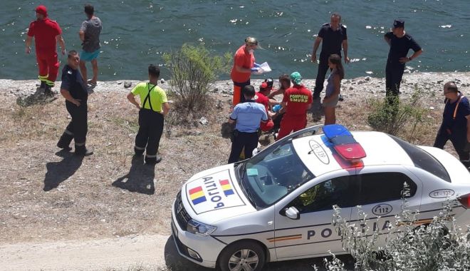ALERTĂ! Mașină cu doi oameni, căzută în Canalul Dunăre Marea Neagră - 44248e882a2c402cbae7b245278de316-1596806497.jpg