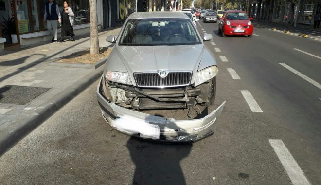 Galerie FOTO. Șoferiță izbită cu mașina în zid, după ce un șofer nu i-a acordat prioritate - 44546797715569672169437174877332-1540286079.jpg