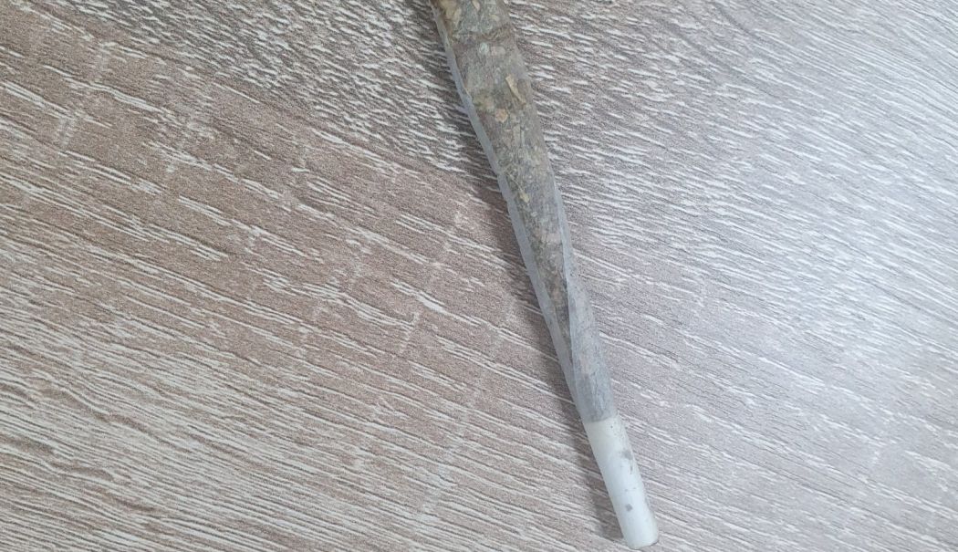 Doi tineri descoperiți în Vama Veche că ”fumau o țigară ce conținea canabis”