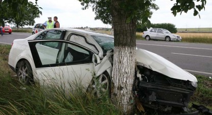 Impact frontal cu un copac, la ieșirea din Constanța (galerie foto) - 44f24b3c093ffe8bb756db22f86a9a2f.jpg